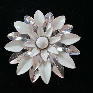 VINTAGE SARAH COVENTRY TIERED FLOWER POWER SILVER TONE WHITE ENAMEL PIN BROOCH